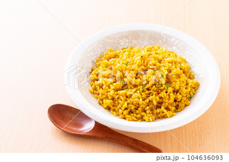 ドライカレーを食べる 104636093