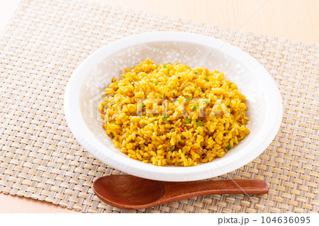 ドライカレーを食べる 104636095