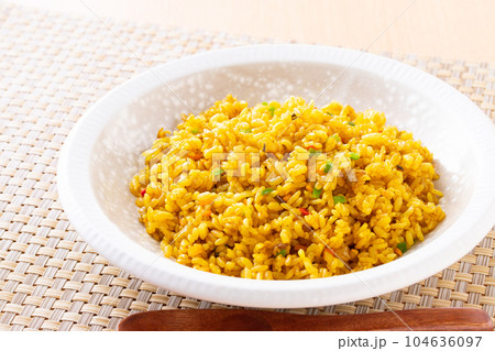 ドライカレーを食べる 104636097