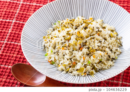 高菜ピラフを食べる 104636229