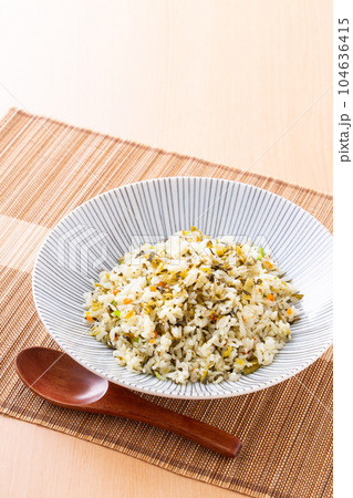 高菜ピラフを食べる 104636415
