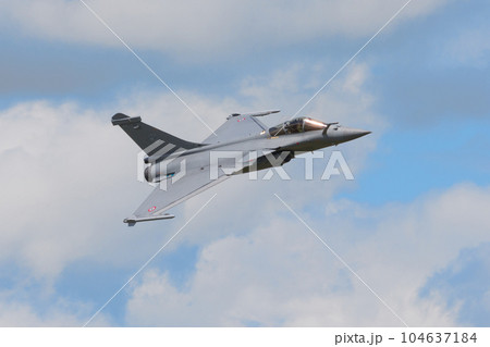 雲上のフランス空軍ラファール戦闘機 104637184