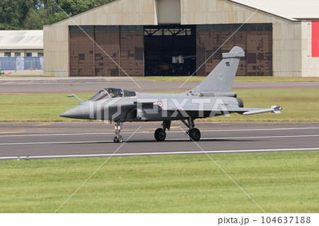 フランス空軍ラファール戦闘機着陸 104637188