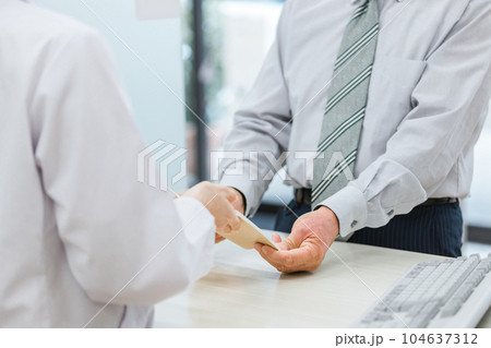 薬局で薬剤師・調剤師に相談する高齢者・中高年男性(服薬指導) 薬局で薬剤師・調剤師に相談する高齢者・中高年男性(服薬指導) 104637312