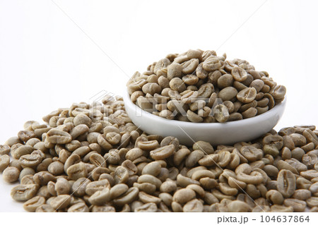 白い器に盛ったコーヒー生豆　白背景 104637864
