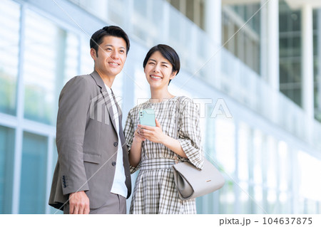 デートの時にスマホを操作する若い夫婦 104637875