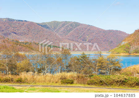 新潟湯沢町　紅葉の田代高原　田代湖 104637885