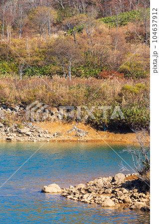新潟湯沢町　紅葉の田代高原　田代湖 104637912