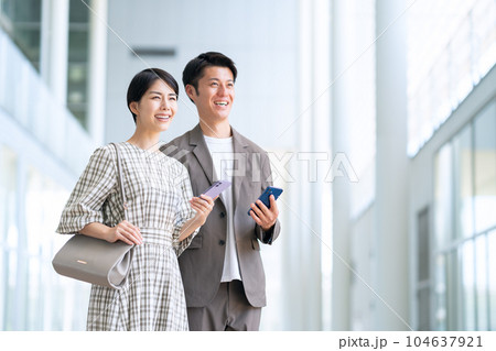 デートの時にスマホを操作する若い夫婦 104637921