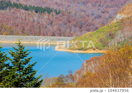 新潟湯沢町　紅葉の田代高原　田代湖 104637956