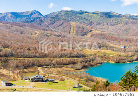 新潟湯沢町 紅葉の田代高原 田代湖 新潟湯沢町 紅葉の田代高原 田代湖 104637965