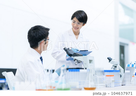 研究所で打ち合わせをする研究者 104637971