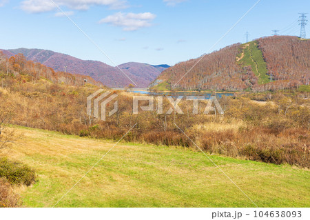新潟湯沢町　紅葉の田代高原 104638093