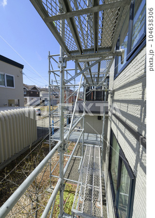 住宅リフォーム 外壁塗装中の家 104638306