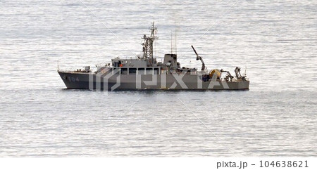 伊東市沖を航行する掃海艦「あわじ」 104638621
