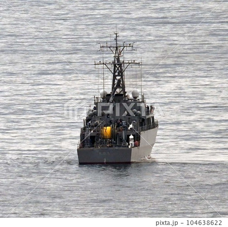 伊東沖を航行する掃海艦「あわじ」の艦尾側 104638622