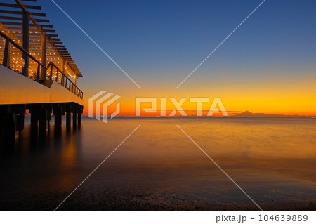 黄金色に染まる稲毛海浜公園の海へ延びるウッドデッキ夕景 Ver1 黄金色に染まる稲毛海浜公園の海へ延びるウッドデッキ夕景 Ver1 104639889