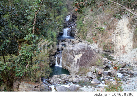 南アジアのネパール　ヒマラヤ山脈のアンナプルナトレッキングコース沿いの渓流の景色 104639896