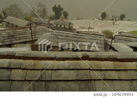 南アジアのネパール ヒマラヤ山脈のアンナプルナトレッキングコース沿いの雪に覆われた村の景色 南アジアのネパール ヒマラヤ山脈のアンナプルナトレッキングコース沿いの雪に覆われた村の景色 104639903