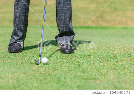 ゴルフ場でゴルフをするゴルファーの男性の足元 104640572