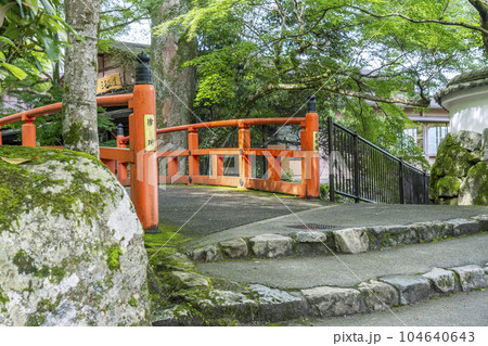 京都大原　三千院　律川に架かる未明橋（茅穂橋） 104640643