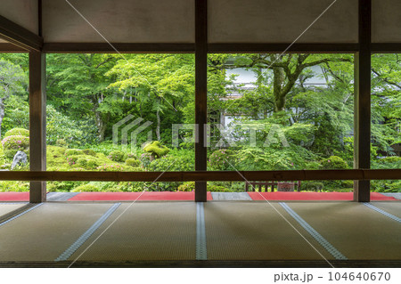 京都大原三千院 客殿から眺める新緑の聚碧園 額縁庭園 京都大原三千院 客殿から眺める新緑の聚碧園 額縁庭園 104640670