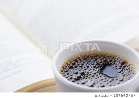 コーヒーを飲みながら読書をしているイメージ 104640767