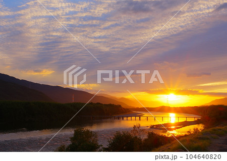 ひつじ雲浮かぶ空と吉野川に架かる脇町橋の夕景 104640820