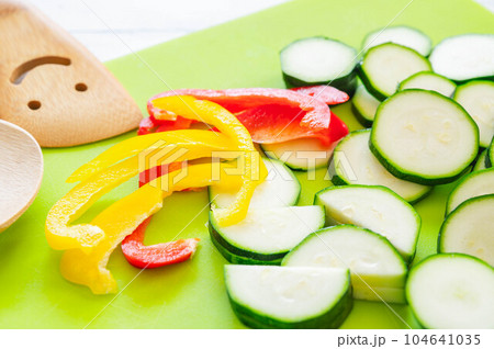 カットしたカラフルな野菜 カットしたカラフルな野菜 104641035