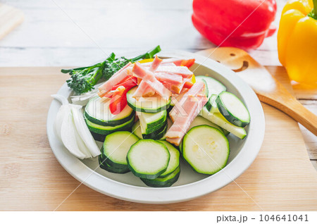 カットした夏野菜とベーコン 104641041