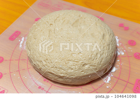 パン作り　一次発酵 104641098