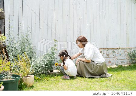 庭で遊ぶ母親と女の子の画像 104641117