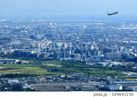 【大阪府】五月山から見た大阪国際空港 104641230