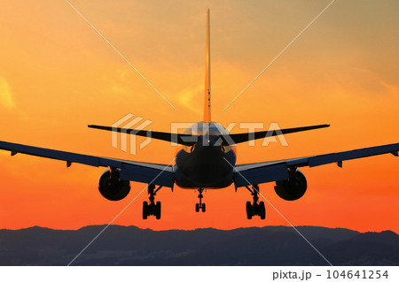 【大阪府】ジェット機と夕焼け（伊丹空港） 104641254