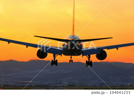 【大阪府】ジェット機と夕焼け(伊丹空港) 【大阪府】ジェット機と夕焼け(伊丹空港) 104641255
