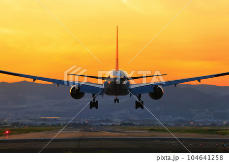 【大阪府】ジェット機と夕焼け（伊丹空港） 104641258