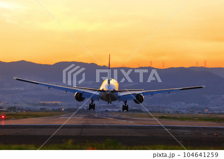 【大阪府】ジェット機と夕焼け（伊丹空港） 104641259