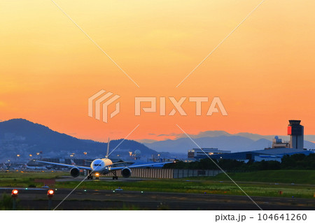 【大阪府】ジェット機と夕焼け（伊丹空港） 104641260