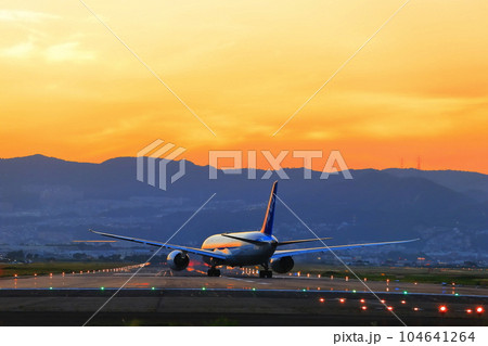 【大阪府】ジェット機と夕焼け(伊丹空港) 【大阪府】ジェット機と夕焼け(伊丹空港) 104641264