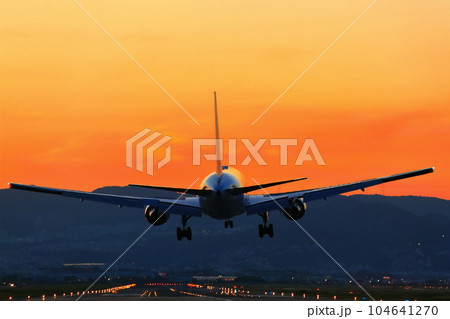 【大阪府】ジェット機と夕焼け（伊丹空港） 104641270