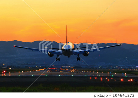 【大阪府】ジェット機と夕焼け(伊丹空港) 【大阪府】ジェット機と夕焼け(伊丹空港) 104641272