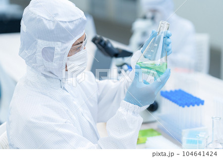 クリーンルームで実験をする研究者 104641424
