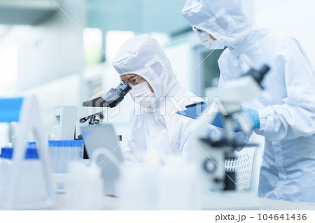 クリーンルームで実験をする研究者 クリーンルームで実験をする研究者 104641436