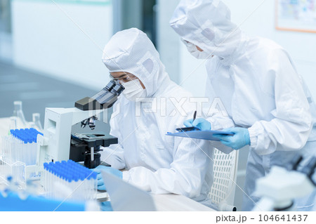 クリーンルームで実験をする研究者 104641437