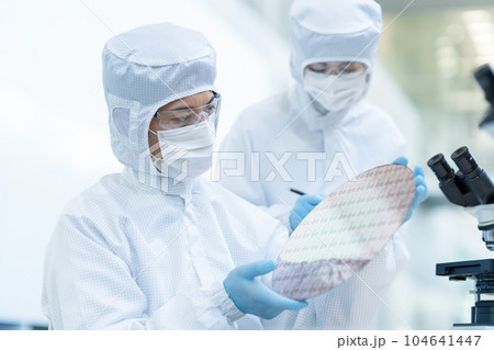 クリーンルームでウェハーを検査するエンジニア 104641447