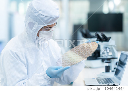 クリーンルームでウェハーを検査するエンジニア 104641464
