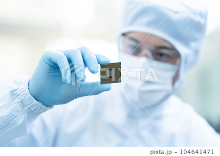 クリーンルームでCPUを検査するエンジニア クリーンルームでCPUを検査するエンジニア 104641471