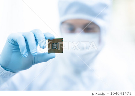 クリーンルームでCPUを検査するエンジニア 104641473