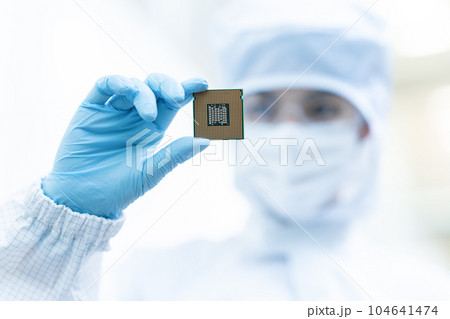 クリーンルームでCPUを検査するエンジニア クリーンルームでCPUを検査するエンジニア 104641474