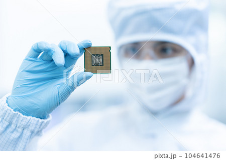 クリーンルームでCPUを検査するエンジニア 104641476